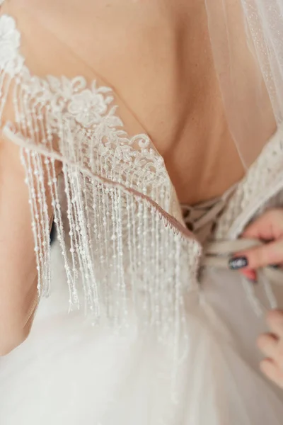 Pomozte Nevěstě Šaty Uvázat Nevěstě Svatební Šaty Podrobnosti Nevěstě — Stock fotografie
