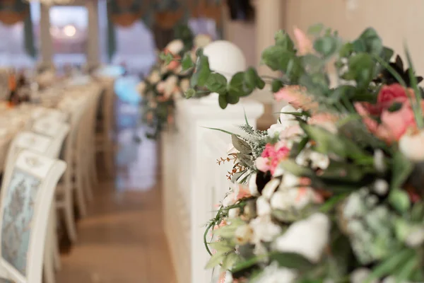 Δείπνο Στο Παρασκήνιο Διακόσμηση Της Αίθουσας Του Γάμου Λουλούδια Λουλούδι — Φωτογραφία Αρχείου