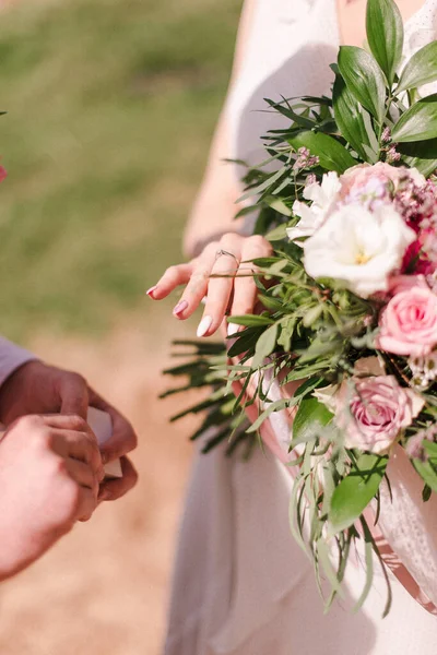 Обручальные Кольца Руках Молодоженов Руки Молодоженов Жених Надевает Кольцо Невесту — стоковое фото
