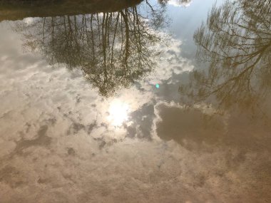 Yansıma nehri bulutları