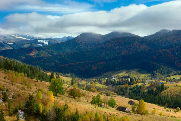 Automne dans le village de montagne Dzembronya — Photo