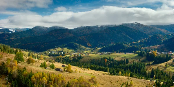 Automne dans le village de montagne Dzembronya — Photo