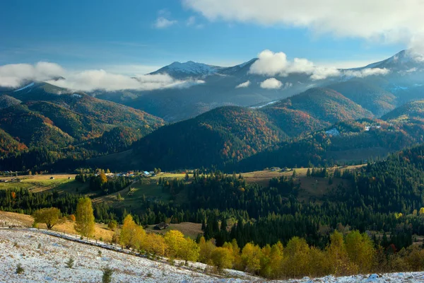 산 Carpathians에서에서 첫 눈 — 스톡 사진