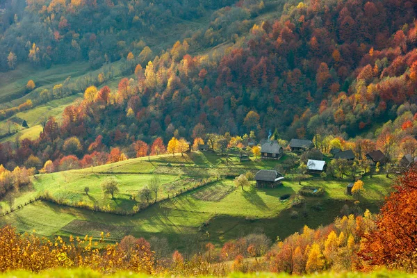 Autunno nel villaggio di montagna — Foto Stock