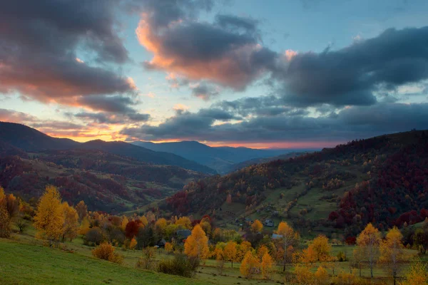 Outono nas montanhas dos Cárpatos — Fotografia de Stock