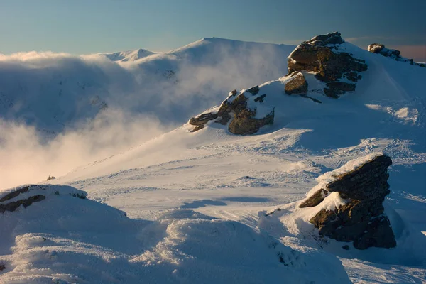 Rock bedekt met sneeuw en mist — Stockfoto