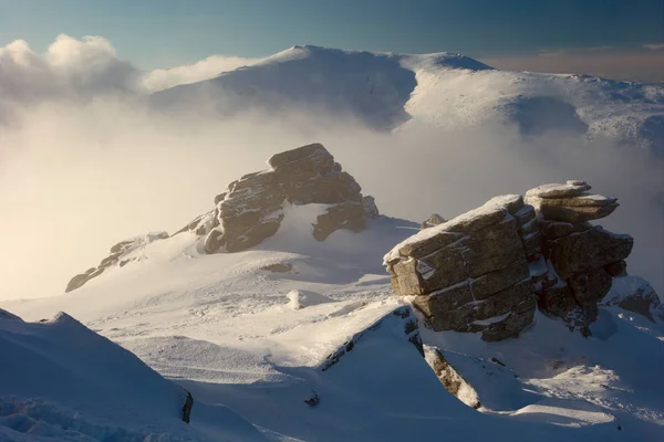 Rock bedekt met sneeuw en mist — Stockfoto