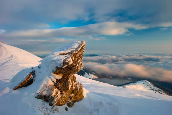 Rock bedekt met sneeuw en mist — Stockfoto