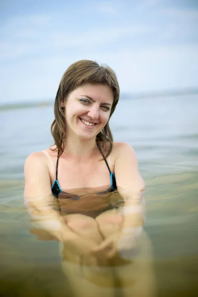 水中で水着の女性 — ストック写真