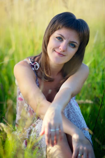 草の中の女性 — ストック写真