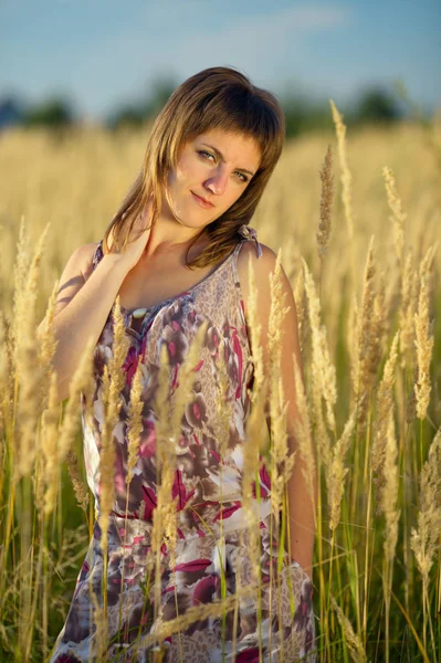 Mujer en la hierba — Foto de Stock