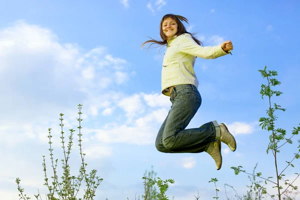 Dívka skákání, modrá obloha — Stock fotografie