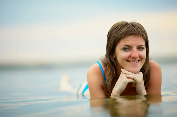 Mujer en traje de baño en el agua — Foto de Stock