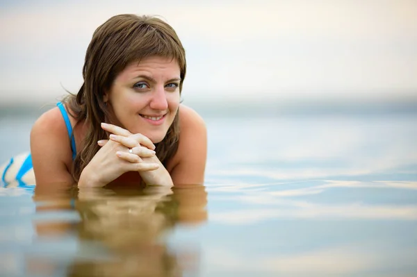 Mujer en traje de baño en el agua — Foto de Stock