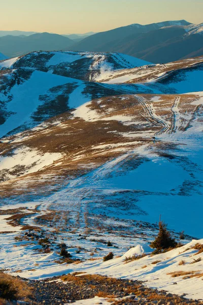 Early spring in the mountains — Stock Photo, Image