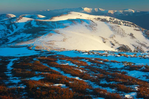 Early spring in the mountains — Stock Photo, Image