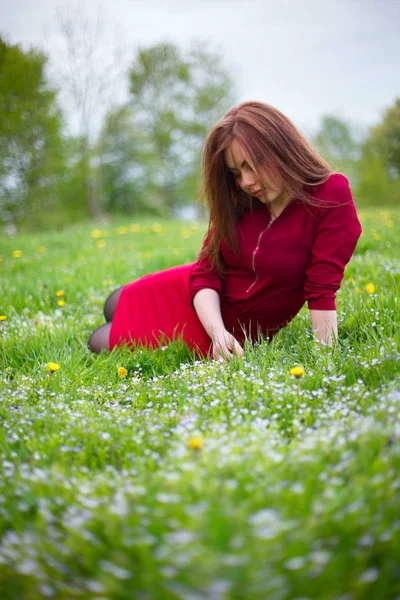Dívka mezi květy — Stock fotografie