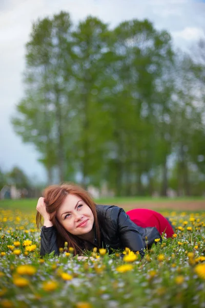 Chica entre las flores — Foto de Stock