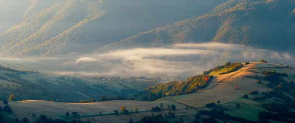 Caduta della nebbia montana — Foto Stock