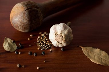 Bir tablo üzerinde beyaz sarımsak 