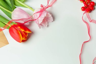 Beyaz arkaplanda çiçekler