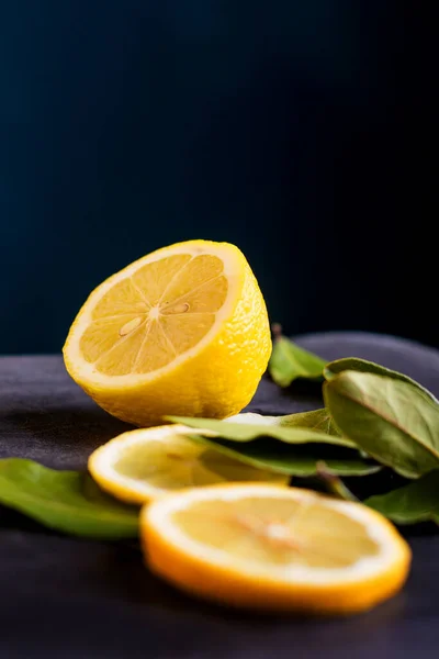 Siyah arkaplanda koyu bir masada limon