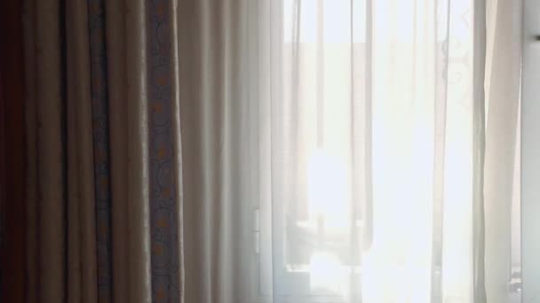在阳光明媚的日子里把窗帘和窗户遮起来 — 图库视频影像