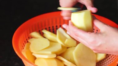Yakından aşçı elleri patates kesiyor.