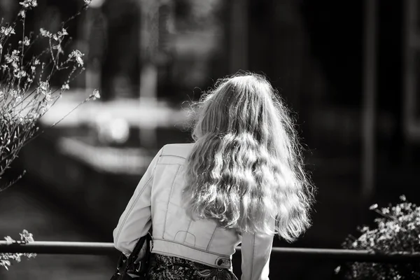 Chica rubia con hermoso pelo caminando en la calle — Foto de Stock