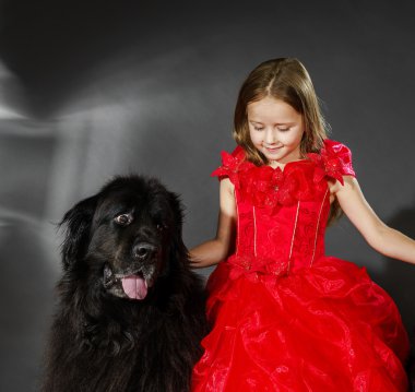 Güzel ve çirkin. Büyük siyah su-köpek ile kız.