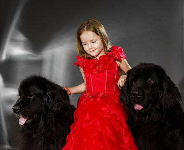 Güzel ve çirkin. Büyük siyah su-köpek ile kız.