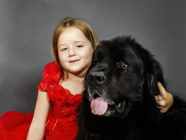 Güzel ve çirkin. Büyük siyah su-köpek ile kız.