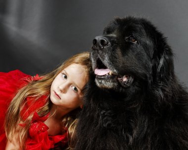 Güzel ve çirkin. Büyük siyah su-köpek ile kız.