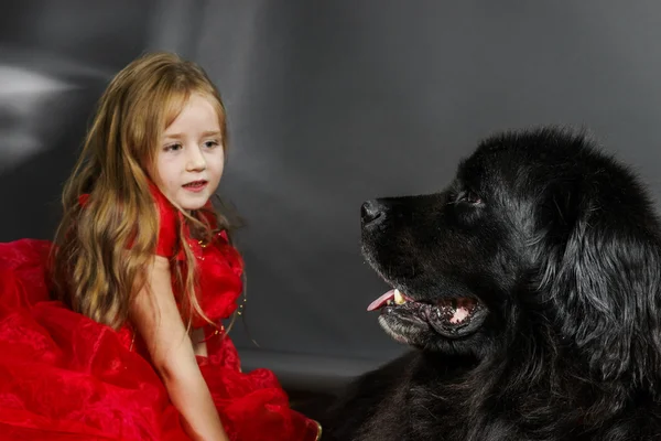 La Bella y la Bestia. Chica con gran perro de agua negro . — Foto de Stock