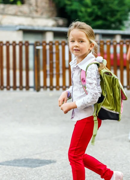 可爱的小女孩在去学校的路上. — 图库照片