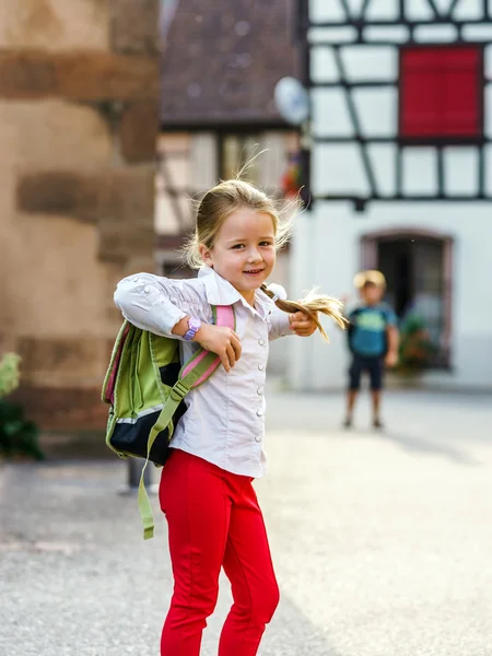 Carina bambina sulla strada per la scuola . — Foto Stock