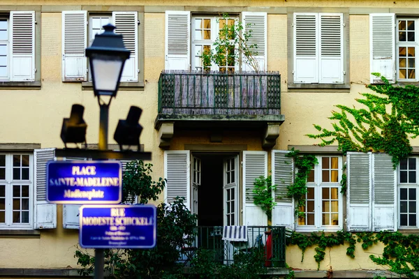 Staré budovy pohled v historické centrum Štrasburku — Stock fotografie