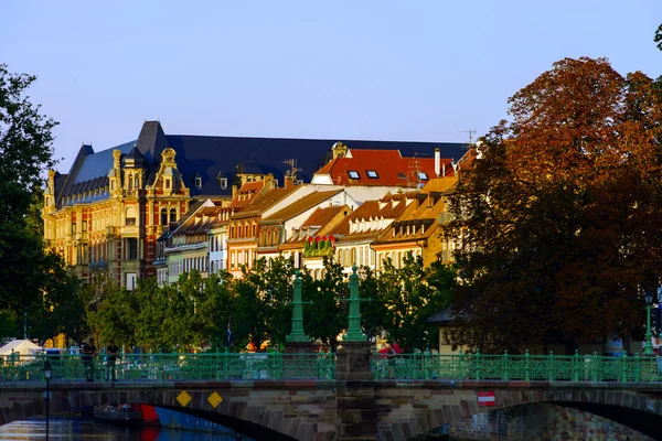 Telhados de azulejos vermelhos de edifícios antigos no centro histórico de Strasbou — Fotografia de Stock