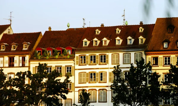 Techos de tejas rojas de edificios antiguos en el centro histórico de Strasbou —  Fotos de Stock
