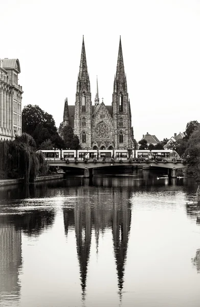 Reflexión de la catedral en el agua del río, Estrasburgo —  Fotos de Stock