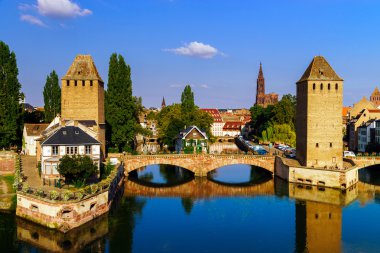 Eski tarihi merkezi Strasbourg. Kale kuleleri ve briges 