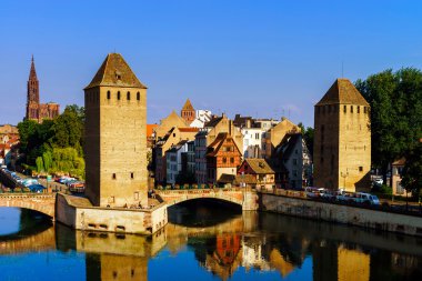 Eski tarihi merkezi Strasbourg. Kale kuleleri ve briges 
