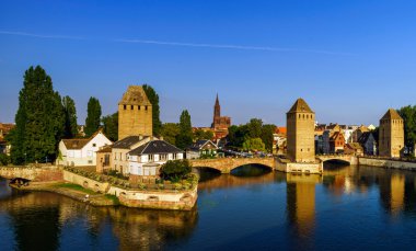 Eski tarihi merkezi Strasbourg. Kale kuleleri ve briges 