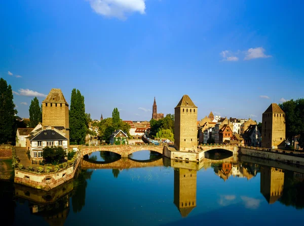 Eski tarihi merkezi Strasbourg. Kale kuleleri ve briges — Stok fotoğraf