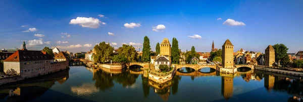 Eski tarihi merkezi Strasbourg. Kale kuleleri ve briges — Stok fotoğraf