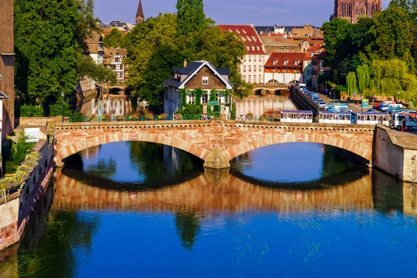 Gamla historiska center i Strasbourg. Fästningen torn och briges — Stockfoto