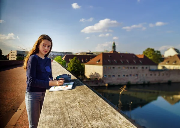 Teenage girl painting from nature in old center of Strasbourg — Stock Photo, Image