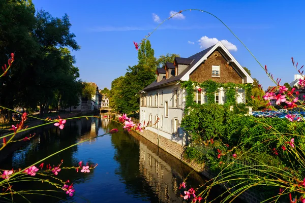 Vieux centre de Strasbourg. Maisons typiques alsacien sur la rivière . — Photo