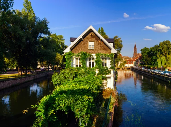 Vieux centre de Strasbourg. Maisons typiques alsacien sur la rivière . — Photo