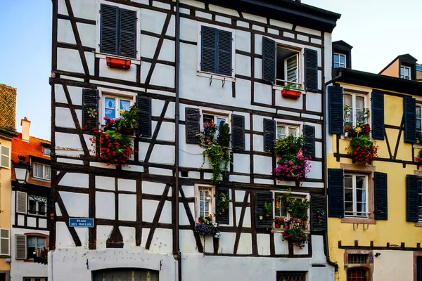 Класичні кольорові дерев'яні будинки на вулиці Альсена — стокове фото